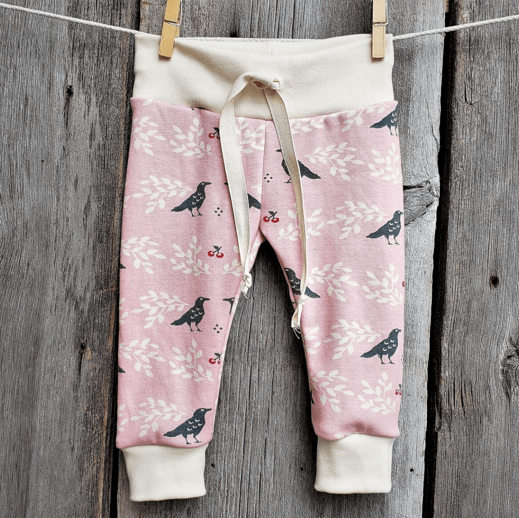 Kinder Sprouts leggings- birds in pink, in front of wood fence