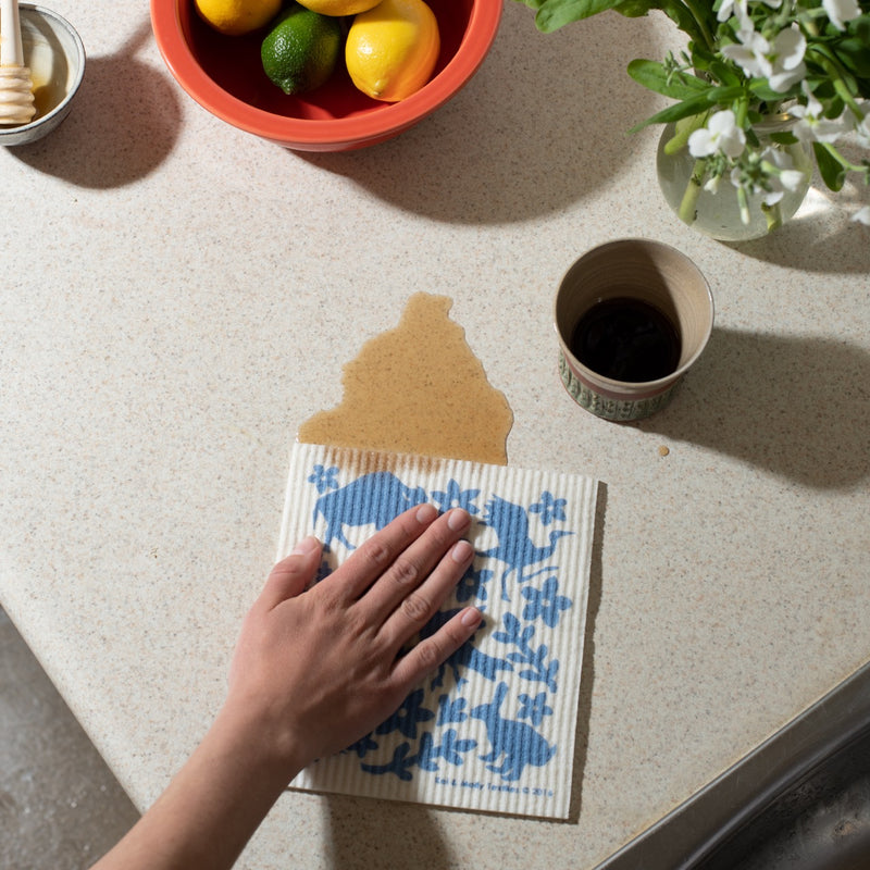 How to use Kei and Molly Sponge Cloth: sponge absorbing stain.