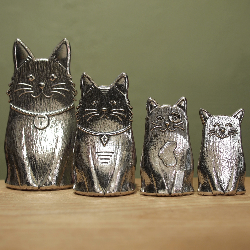 Roos Foos Cat measuring spoons made of pewter, front view