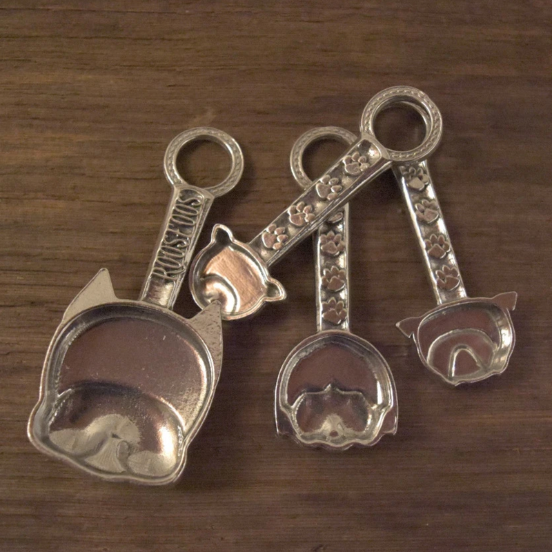 Roos Foos Dog measuring spoon set made of pewter, back view