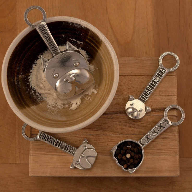 Roos Foos Dog measuring spoon set made of pewter, front view